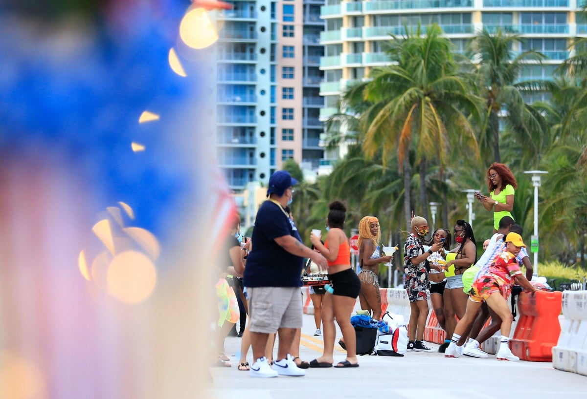 En South Beach las personas se fueron de fiesta como si el coronavirus ya no existiera