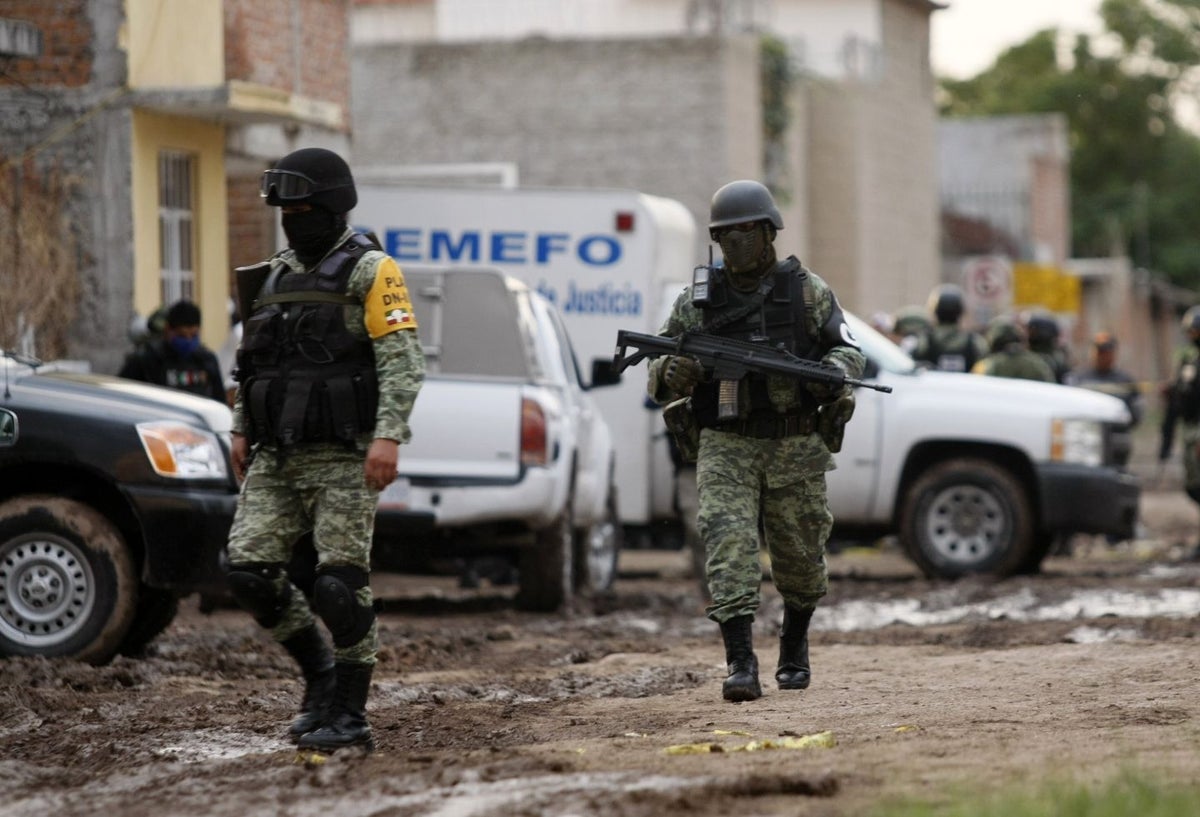 Miembros de la Guardia Nacional en Irapuato, donde masacraron a 26 personas