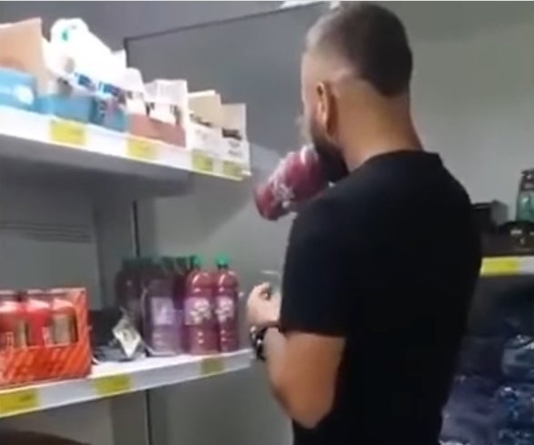 Hombre prueba jugos y los deja en la tienda