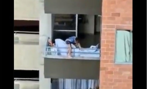 Momento en el que la niña juega en el balcón.