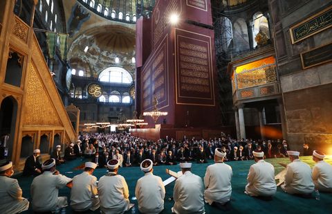 Reabre Santa Sofía de Estambul como mezquita