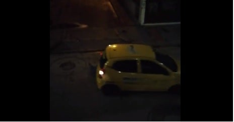 Taxi atropellando a presunto ladrón