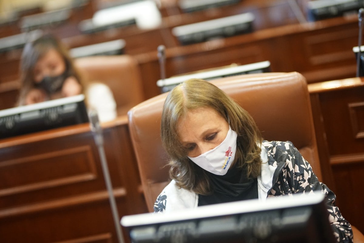 Ángela María Robledo, congresista de oposición, acudió a sesión pese a medida cuarentena.