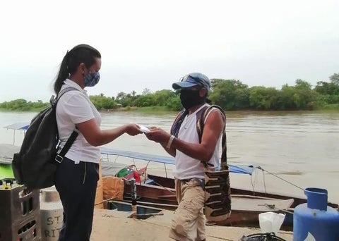 El cartero lleva la correspondencia a zona rural del Bajo Cauca.