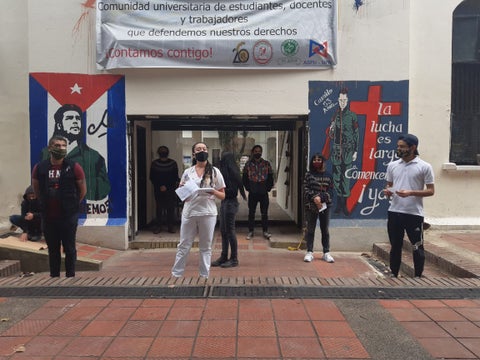 Estudiantes se encadenan en las sedes de la Universidad Nacional y Pedagógica para pedir matrícula Cero