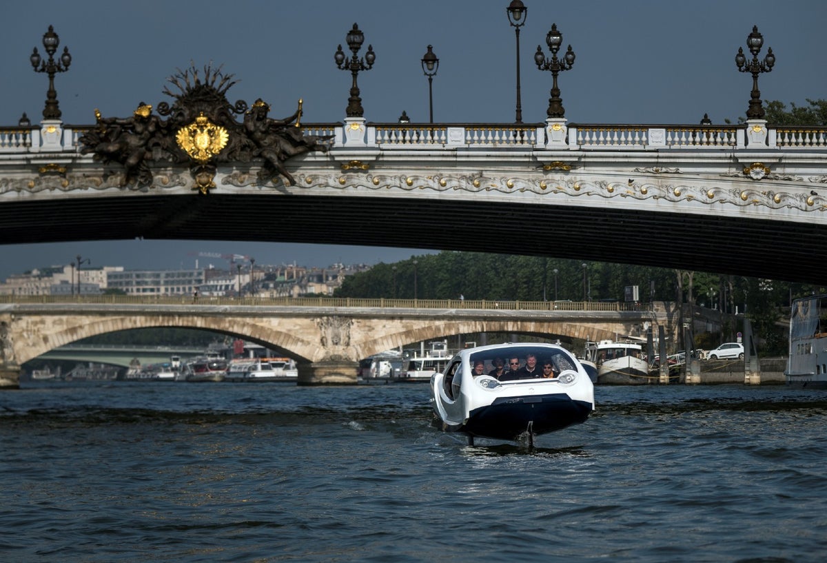 Taxis de SeaBubble que vuelan sobre el agua