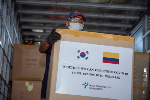 Los trajes fueron transportados desde Seúl con todos los protocolos de bioseguridad.