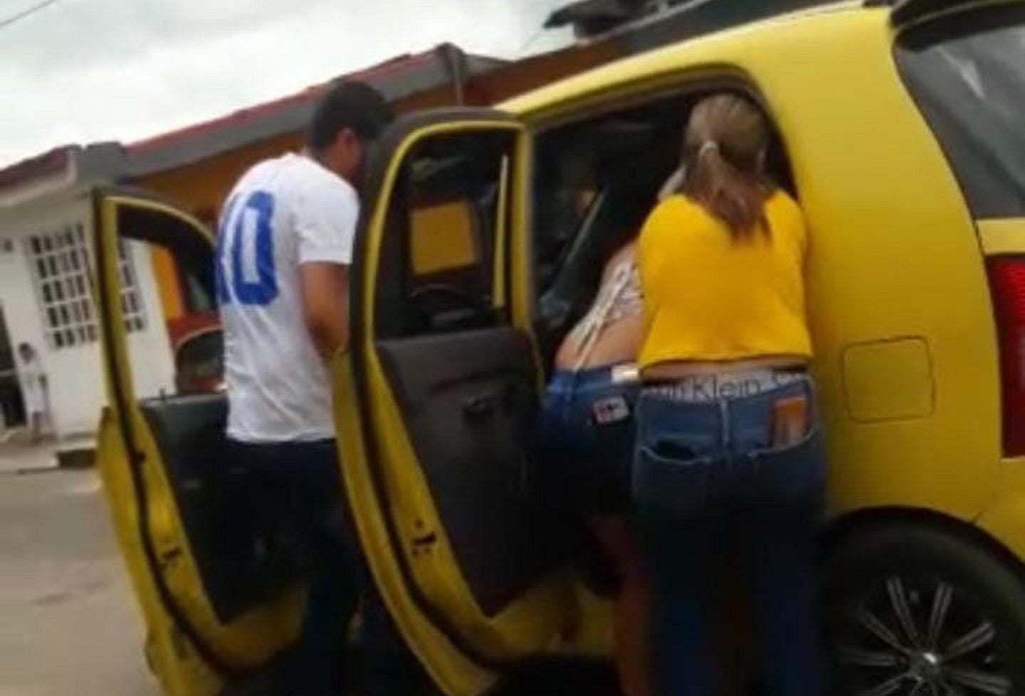 Mujer da a luz en taxi