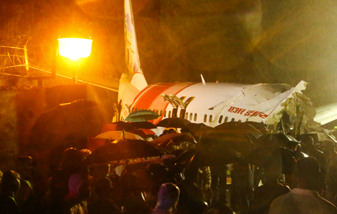 Avión de Air India Express se partió en dos tras salirse de la pista