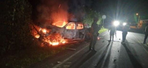 Camioneta de Policía incendiada en Tumaco