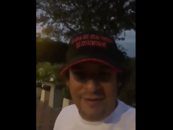 Senador Gabriel Velasco afirmando que los animales gritan arengas en favor de Álvaro Uribe.