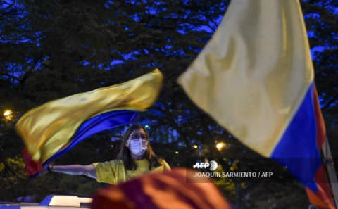 Colombianos a favor y en contra de Álvaro Uribe