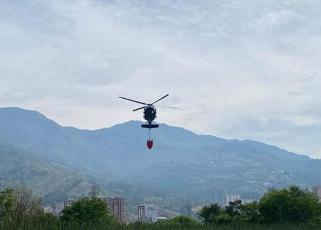 El sistema bambi bucket del helicóptero de la Fuerza Aérea se desprendió.