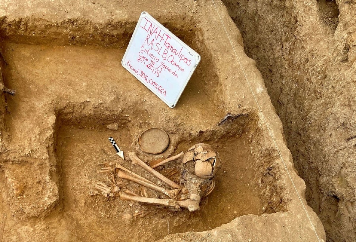 Entierro humano prehispánico completo en el área cultural del Suroeste de Tamaulipas