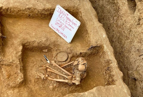 Entierro humano prehispánico completo en el área cultural del Suroeste de Tamaulipas