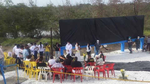 Desde muy temprano las familias y autoridades se dieron cita en el lugar de la tragedia para recordar a quienes perdieron la vida tratando de llevar algo a sus casas