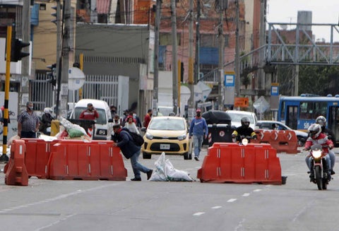 Comerciantes bloquean Avenida Primero de Mayo / Protestas por cuarentena sectorizada