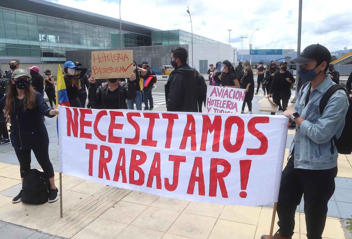 Protesta de trabajadores del sector aéreo, turístico y hotelero, frente a El Dorado.