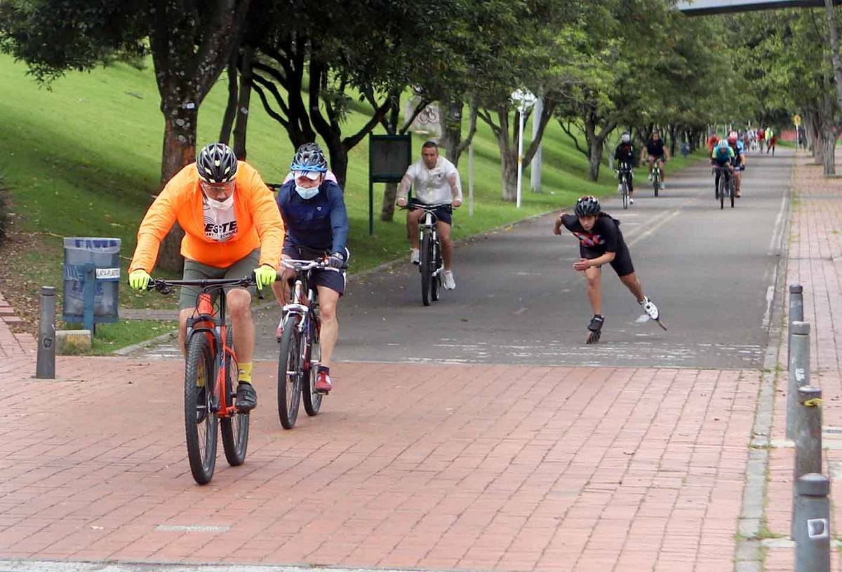 Deportistas con tapabocas en parques de Bogotá
