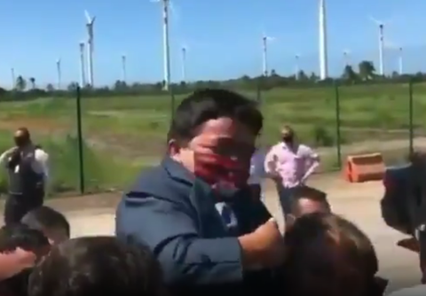 Jair Bolsonaro alza enano