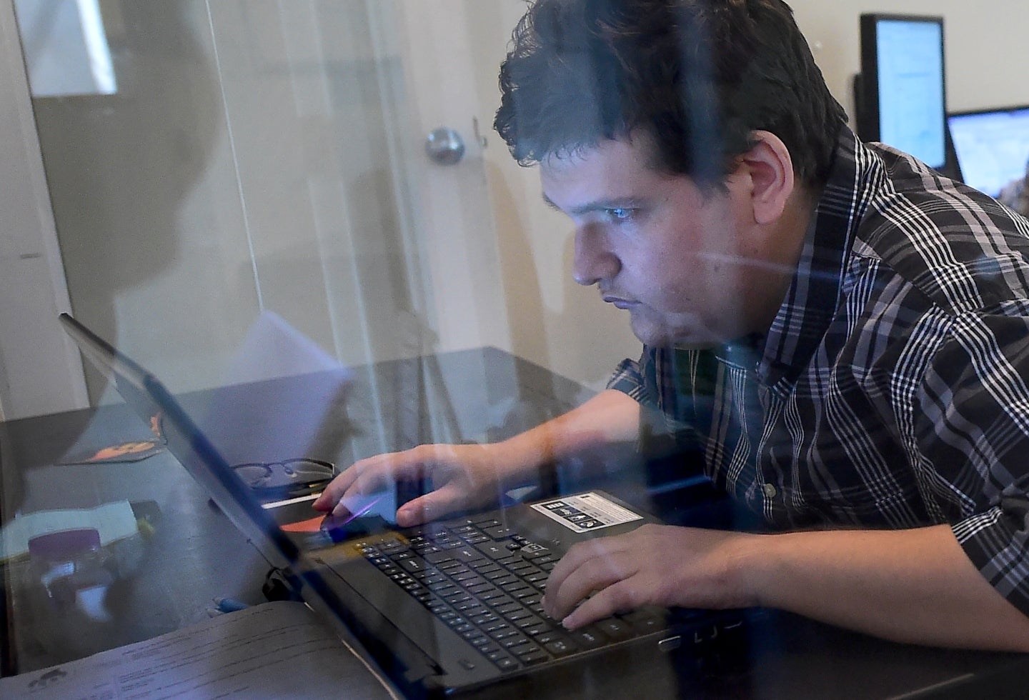 Jóvenes trabajando