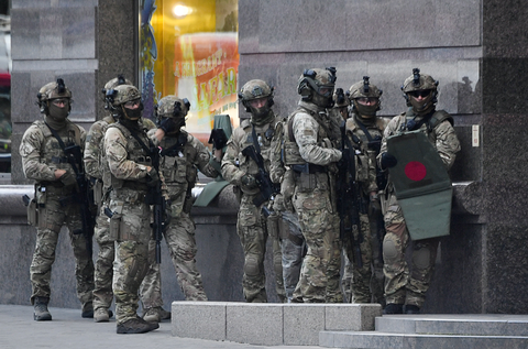 Hombre se atrinchera en banco de Kiev, Ucrania