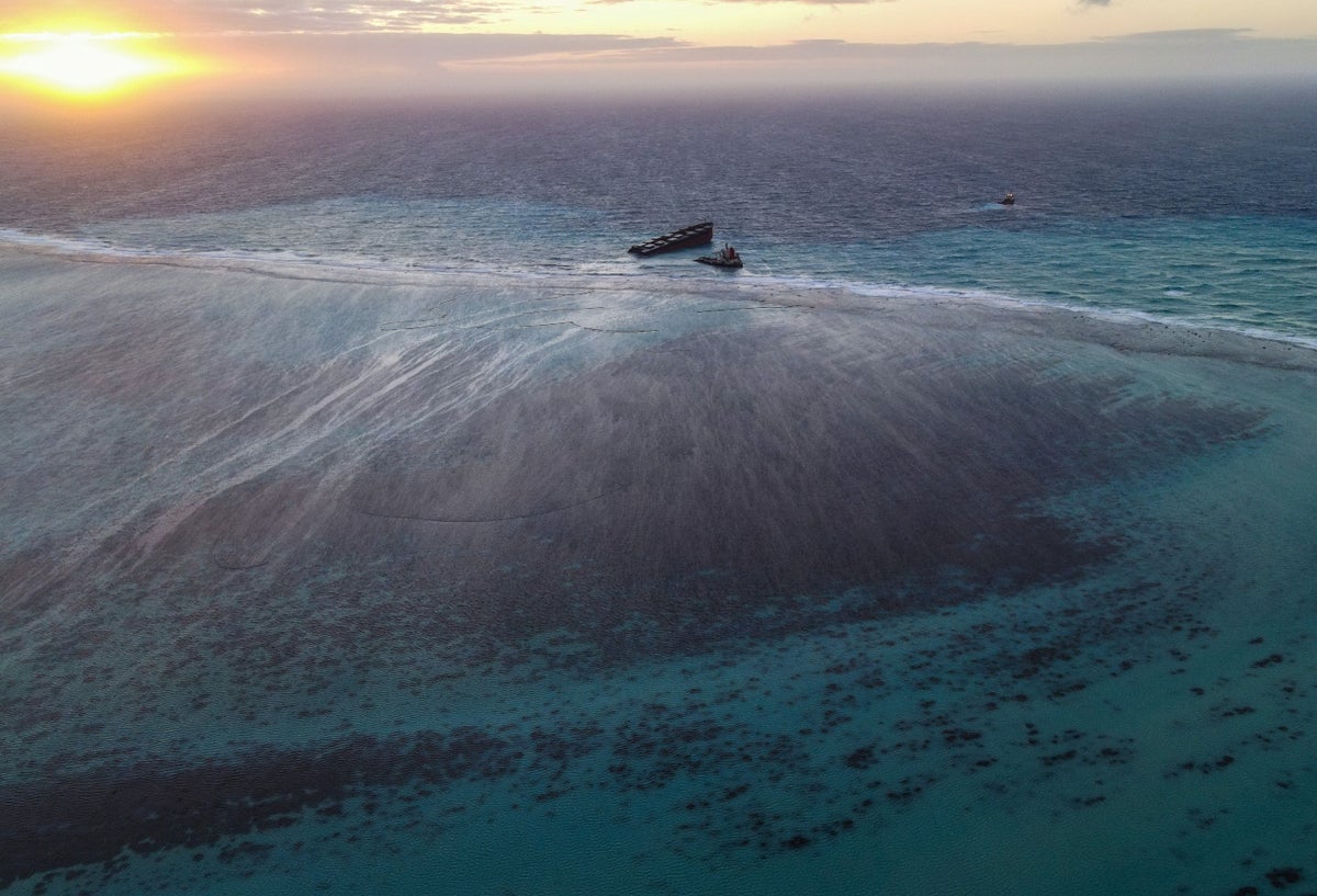Mauricio se enfrenta a su peor crisis ecológica tras derrame marino de crudo