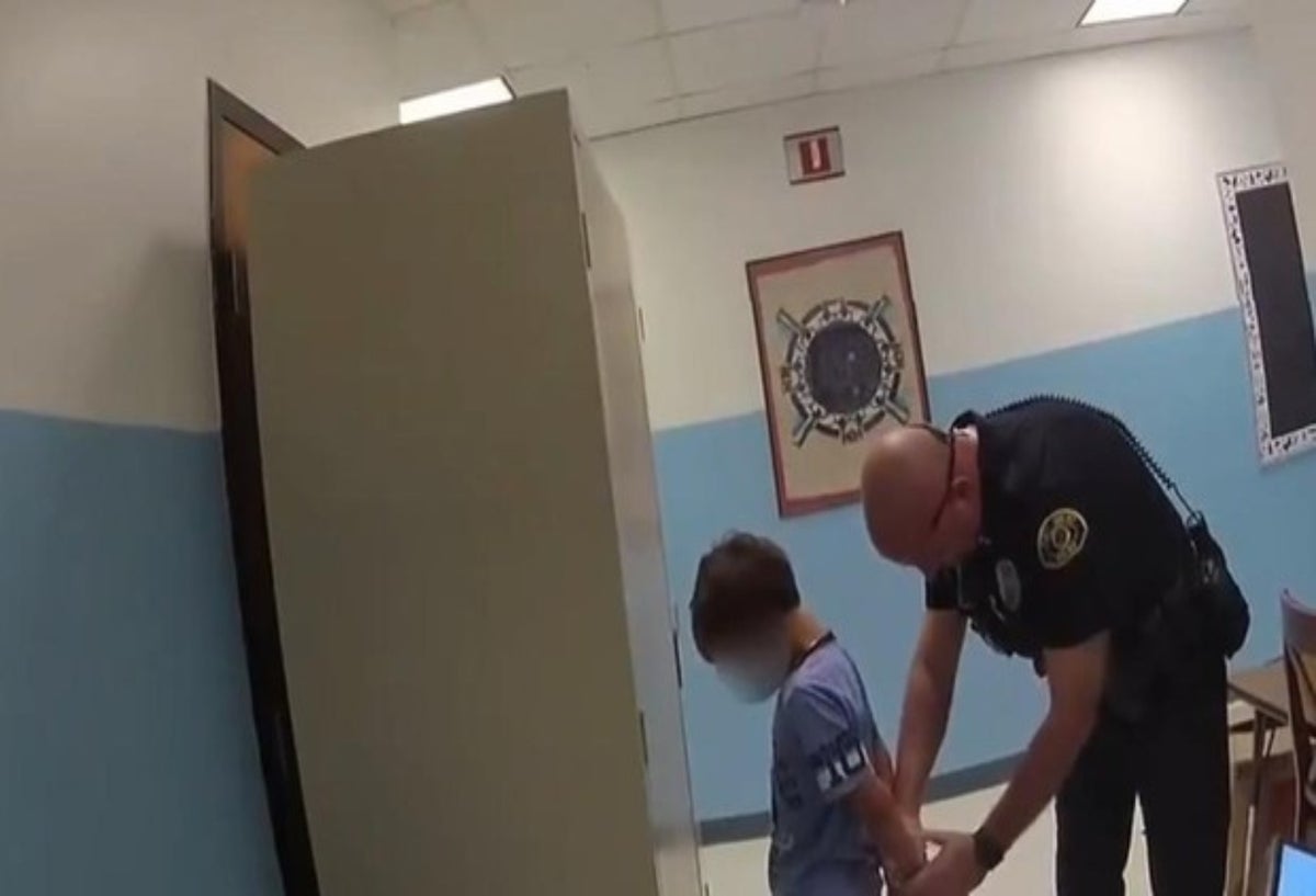 Indignación por video de policía arrestando a un niño discapacitado de ocho años
