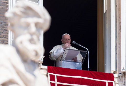 Papa Francisco dando su discurso en medio de pandemia