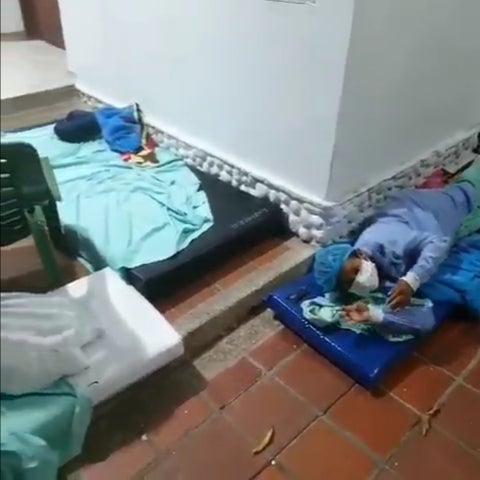 le deben hasta 11 meses de salario al personal medico