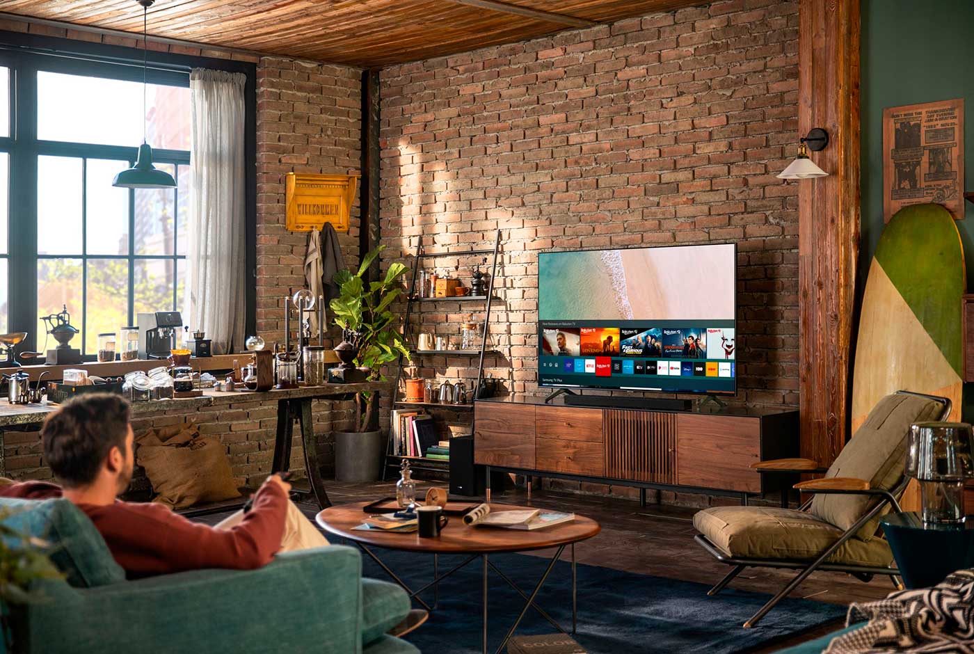 Hombre viendo televisión