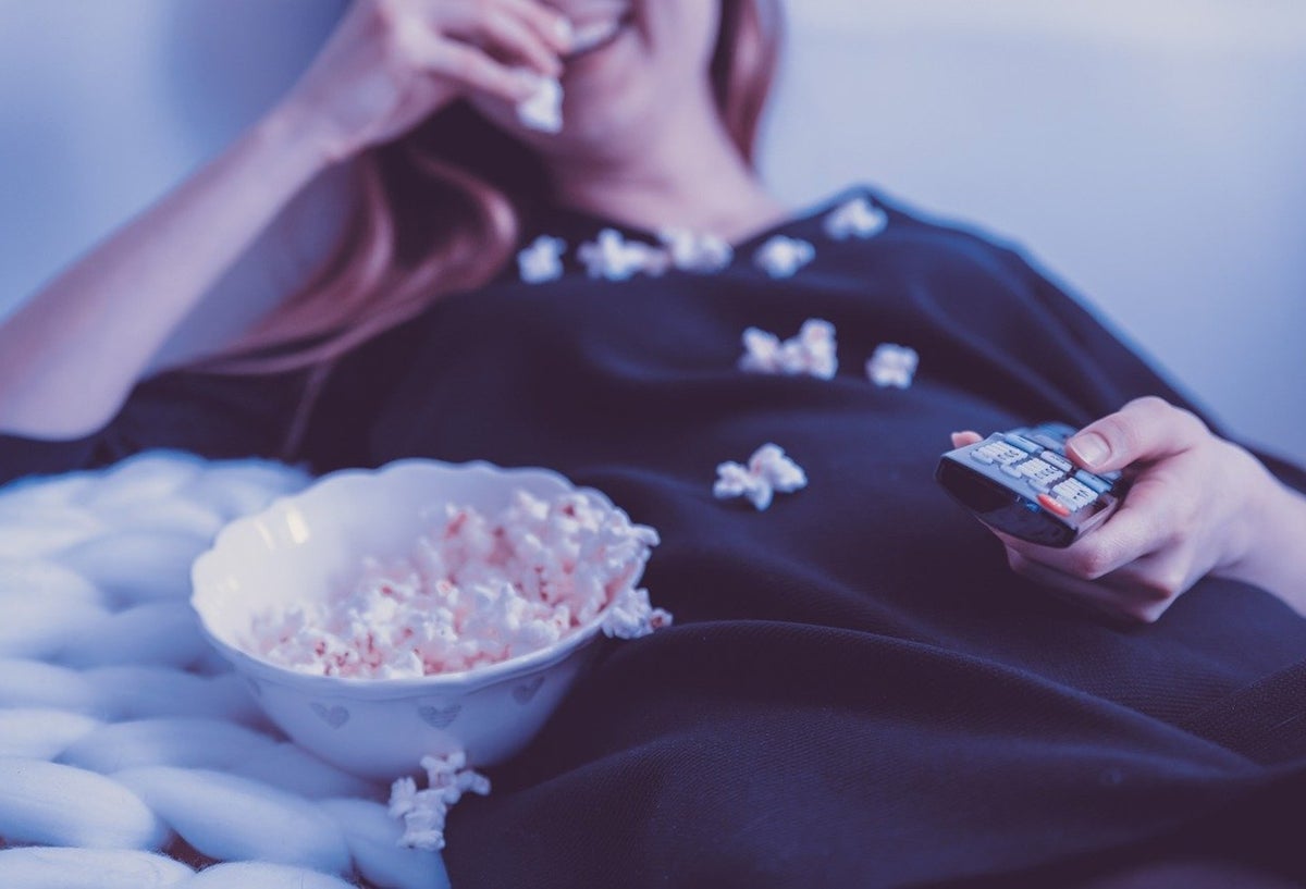 Mujer viendo televisión