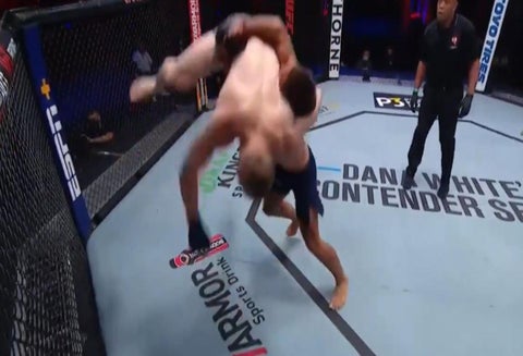 Court McGee se puso la nariz en su sitio en plena pelea.