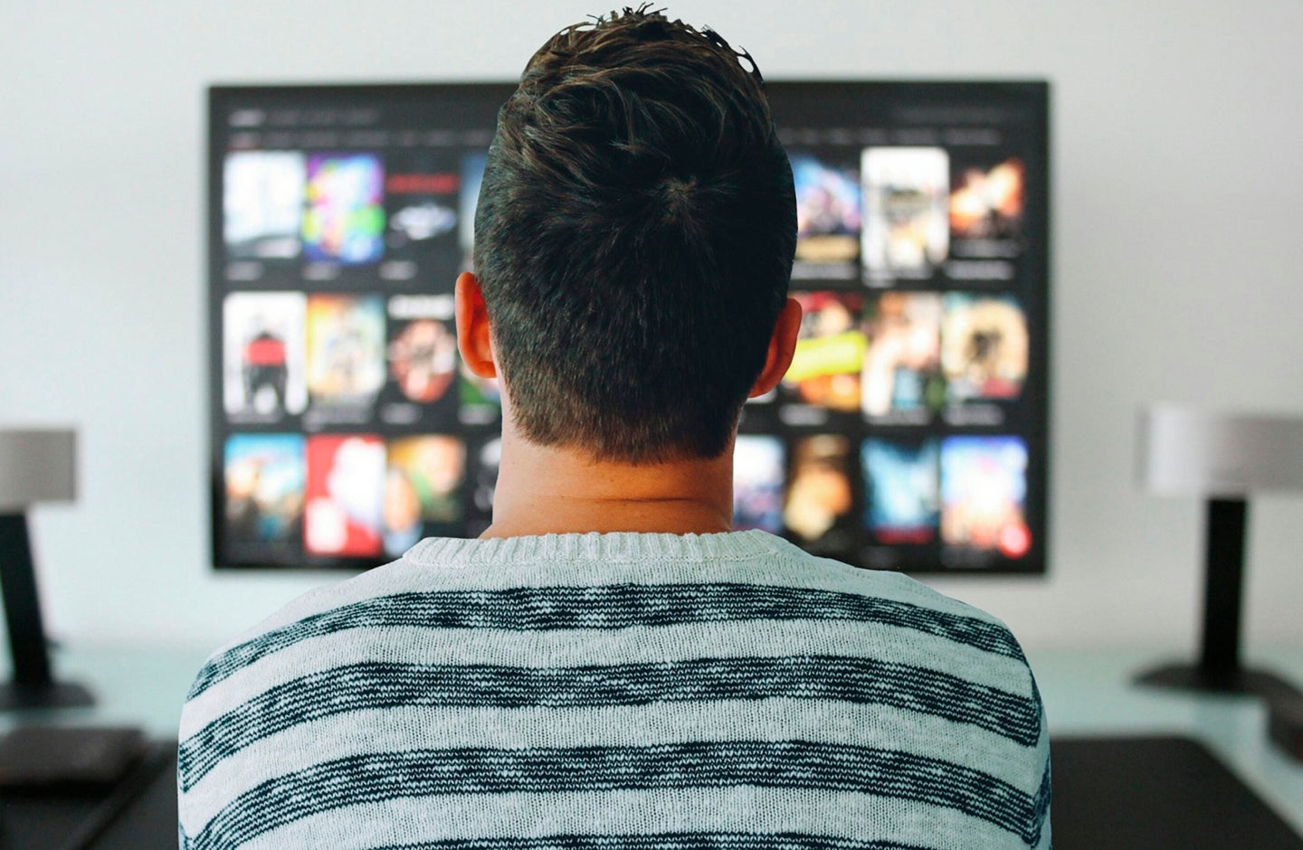 usuario viendo series en su televisor