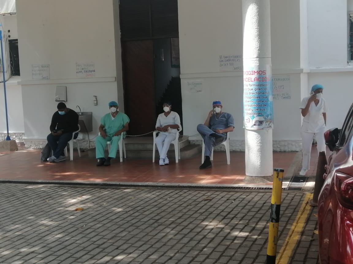 Están atados a cadenas en la entrada del centro medico