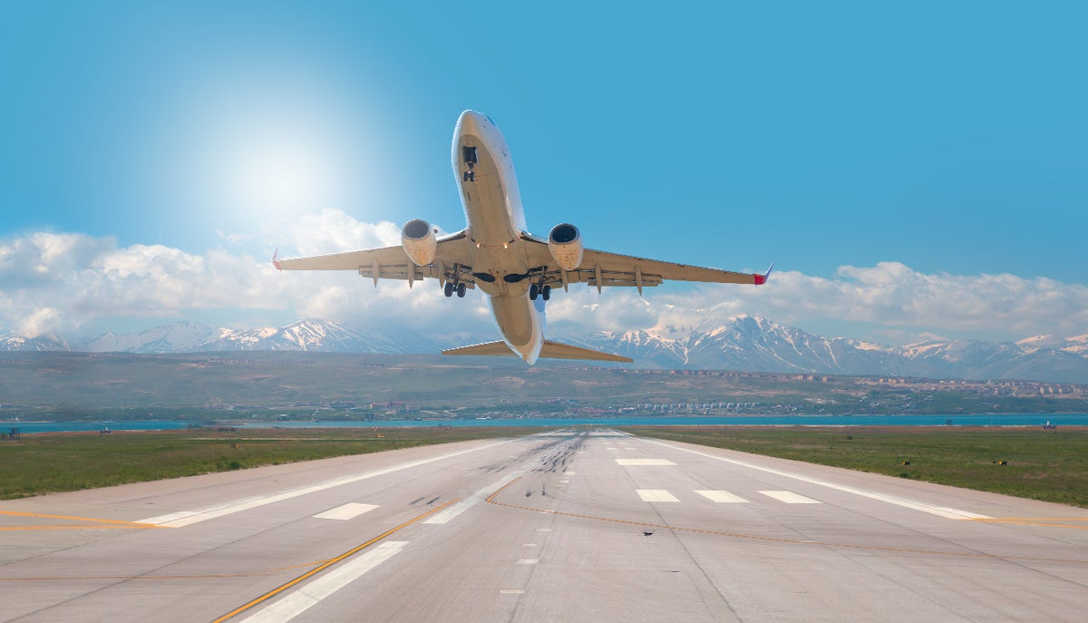 Reactivación de vuelos - Aeropuertos - Avión