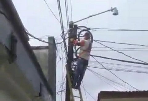 Momento de la suspensión del servicio de energía en la estación de Policía de Briceño.