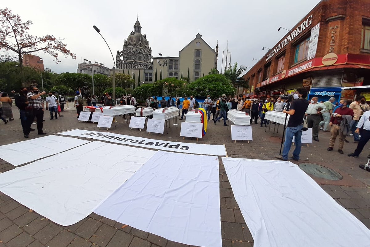 Entierro colectivo en la Plaza Botero en Medellín.