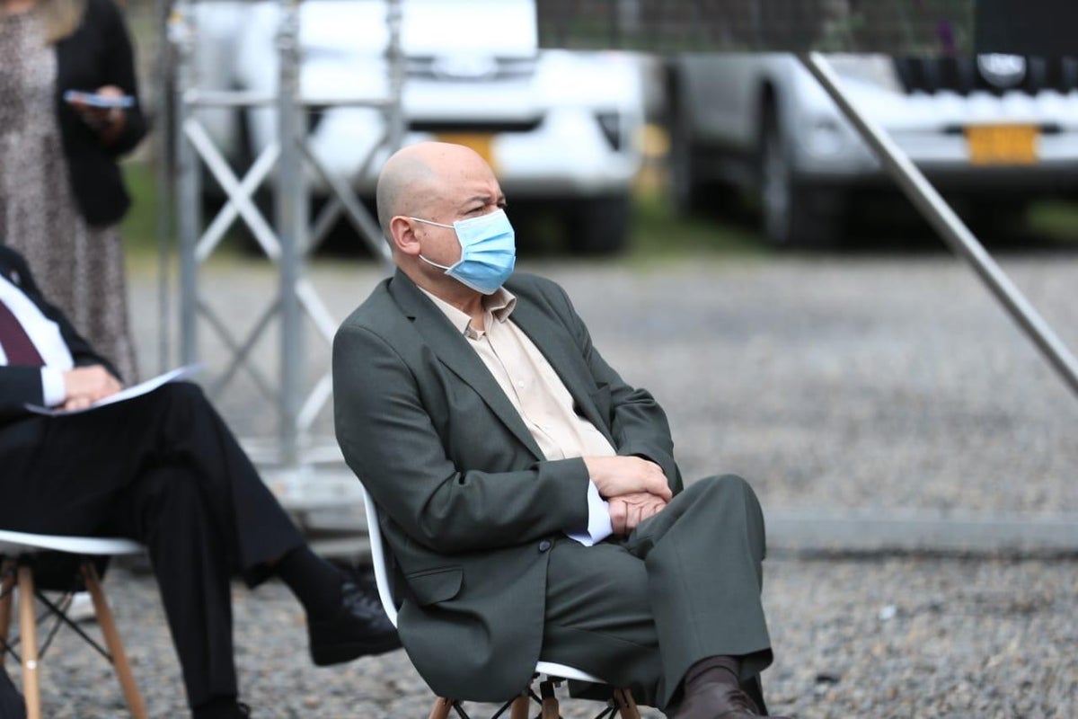 Carlos Antoio Lozada, ex integrante de las Farc, en evento con víctimas.