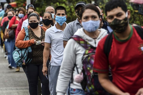 Pasajeros del metro de Medellín usan tapabocas y mantienen la distancia social.