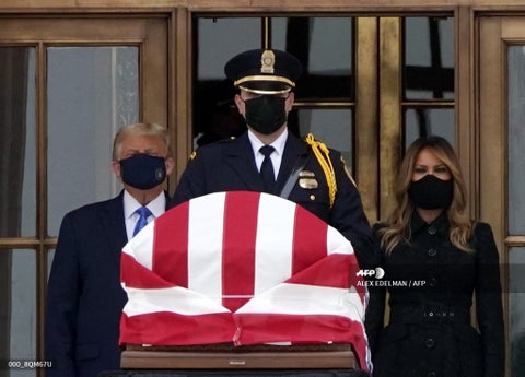 Donald Trump visita restos de Ruth Bader Ginsburg