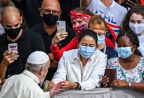 Papa Francisco se quitó el tapabocas