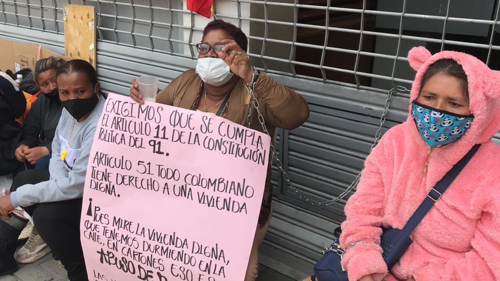 Víctimas del conflicto armado encadenadas en Minvivienda