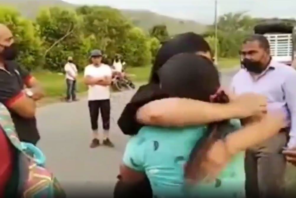 Abrazo de hermana de Juliana Giraldo y madre del soldado que mató a Juliana
