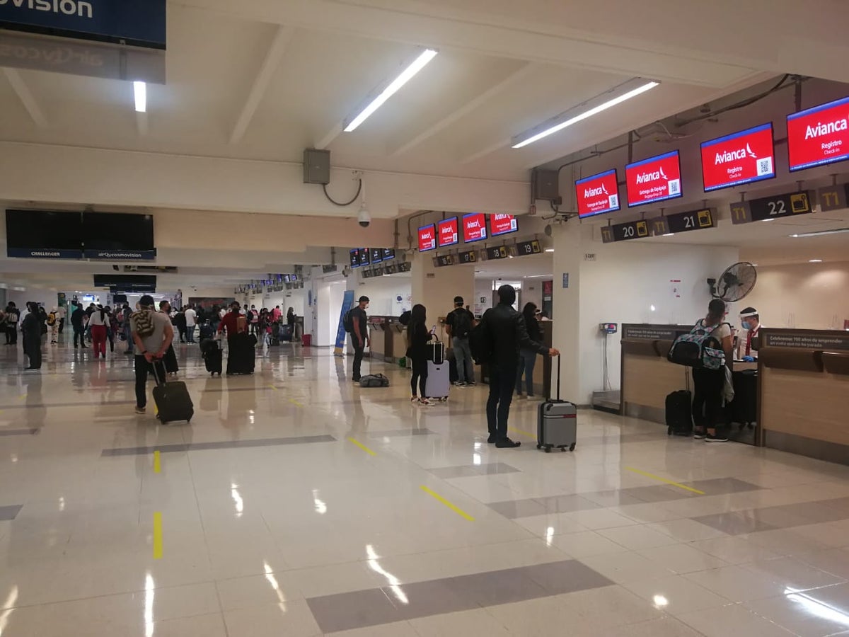 Primeros pasajeros tras reapertura de los vuelos comerciales