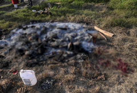 Incineran cuerpo de joven violada en grupo en India