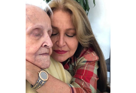 Daniela Romo junto a su madre
