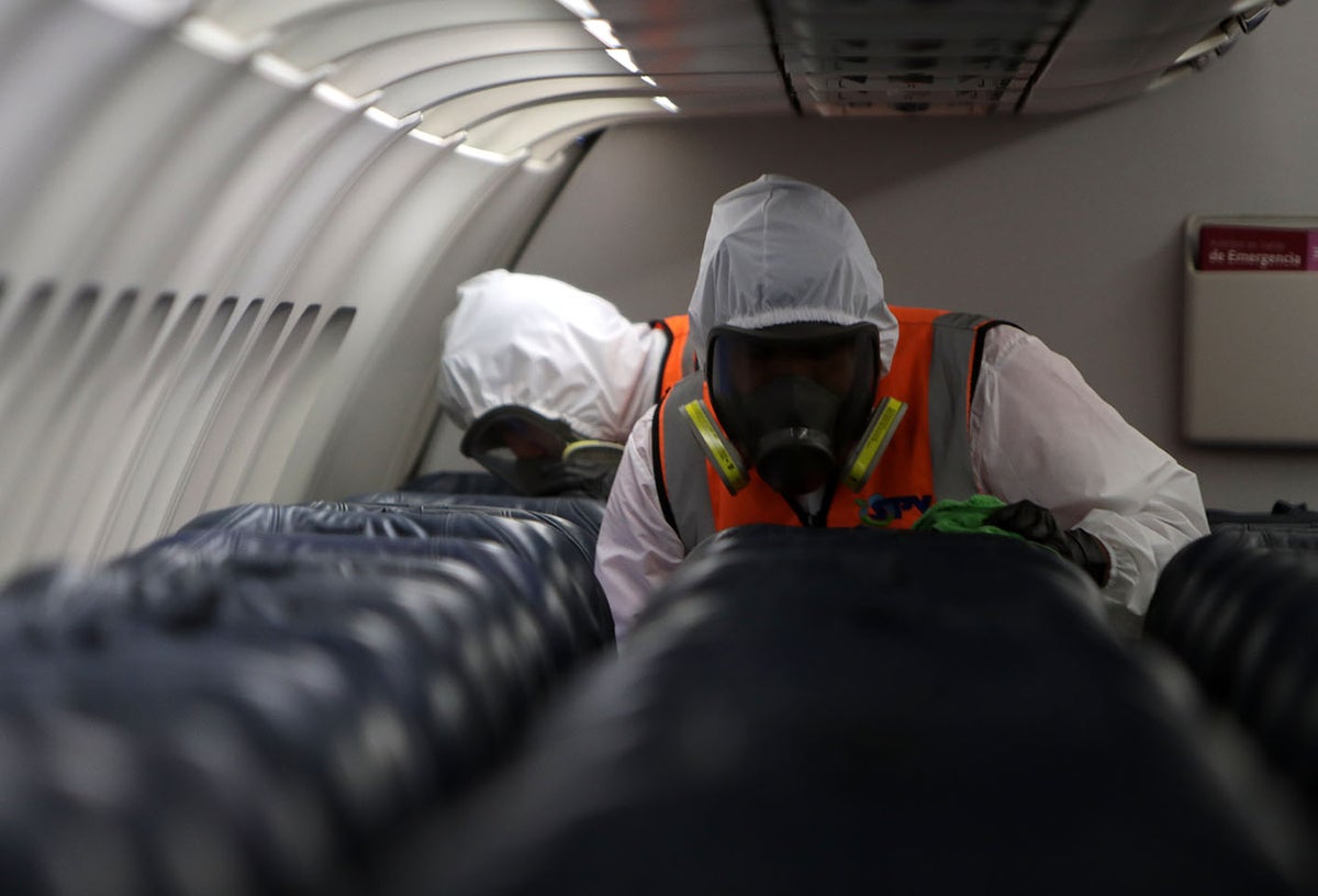 Desinfección de avión de Latam