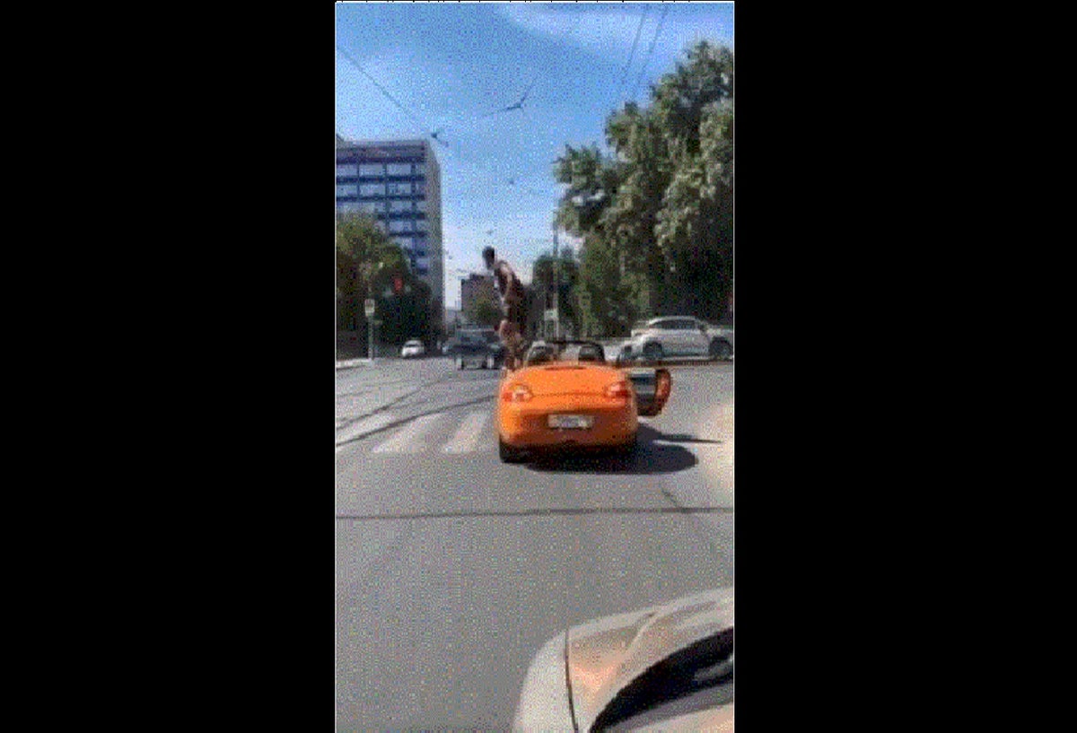 Dueño de lujoso carro recibe su merecido tras bloquear el paso de cera