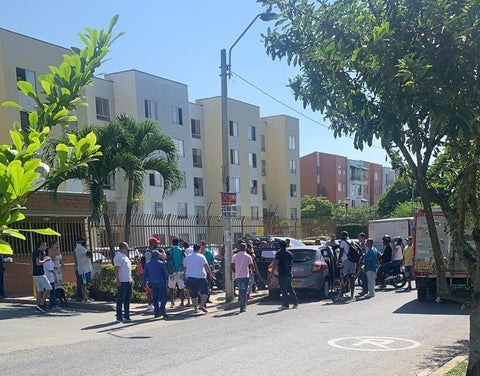 Una de las mujeres perdió la vida, mientras el bebé y la otra mujer resultaron lesionados, siendo trasladados a un centro asistencial.